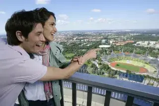 Ein Paar auf der Aussichtsplattform des Olympiaturms