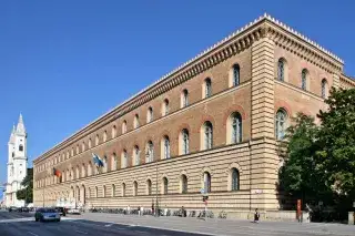 Die Fassade der Bayerischen Staatsbibliothek in der Ludwigstraße