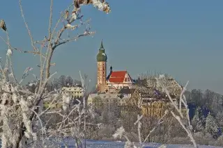 Das Kloster Andechs im Winter.