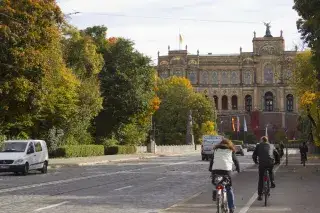 Fahrradfaher radeln Richtung Maximilianeum