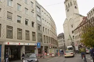 Ein Auto verlässt die Tiefgarage am Marienplatz