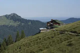 Eine Berghütte auf dem Hirschberg