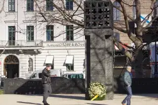 Zwei Menschen gehen über den Platz der Opfer des Nationalsozialismus