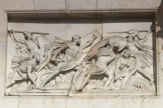 Ein Relief am Siegestor zeigt Soldaten im Krieg