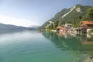 Der Walchensee im Sommer mit Bergpanorama im Hintergrund