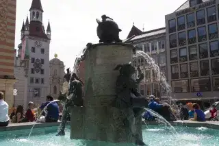 Der Fischbrunnen vor dem Neuen Rathaus auf dem Marienplatz