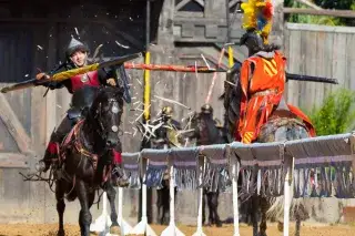 Ritter auf Pferden auf Schloss Kaltenburg