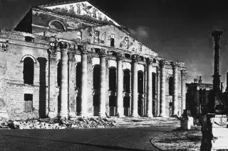 Die Ruine des Nationaltheaters nach dem Bombenangriff im Zweiten Weltkrieg.