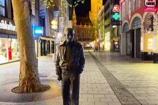 Sigi Sommer als Blasius, der Spaziergänger in der Rosenstraße in München