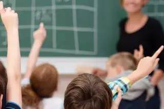 Schüler melden sich auf Frage der Lehrerin