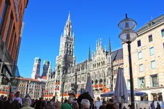 Der Münchner Marienplatz mit Neuem Rathaus und Türmen der Frauenkirche