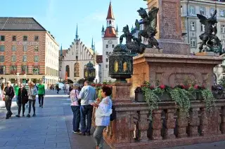 Der Münchner Marienplatz mit der Mariensäule und dem Alten Rathaus