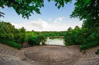 Die leere Seebühne im Westpark