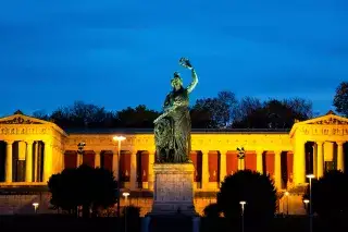 Bavaria-Statue und Ruhmeshalle an der Theresienwiese bei Nacht