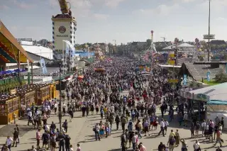 Blick auf das Oktoberfest in München auf der Theresienwiese