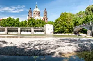 Isarufer vor Kirche St. Lukas