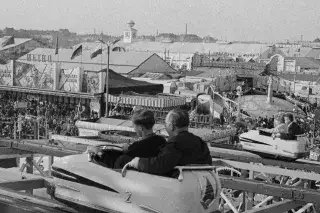 Oktoberfest 1964: Fahrt mit der Achterbahn mit Blick auf die Festwiese