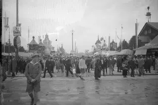 Oktoberfest 1927: Festbesucher auf der Bierbudenstraße am 22. September 1927