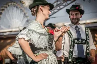 Traditionelle Bayerische Tracht auf der Oiden Wiesn auf dem Oktoberfest