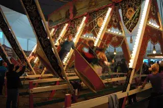 Schiffschaukel Museumszelt auf der Oiden Wiesn auf dem Oktoberfest