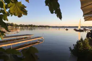 Blick vom Steg auf den Wörthsee zur Abendsonne