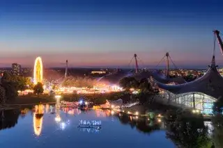 Olympiapark zur blauen Stunde während des impark Festivals