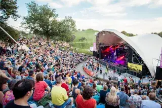 Zuschauer an der Seebühne unter freiem Himmel beim Open-Air-Konzert beim Theatron Musiksommer im Olympiapark