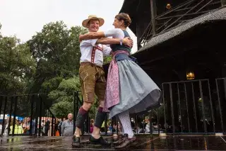 Ein Paar in Tracht tanzt beim Kocherlball am Chinesischen Turm