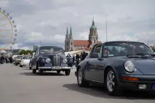 Einfahrt der Autos beim Oldtimertreffen auf dem Frühlingsfest auf der Theresienwiese