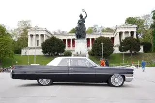 Auto fährt an der Bavaria vorbei zum Oldtimertreffen auf der Theresienwiese