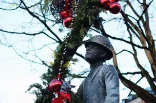 Weihnachtlich geschmückter Karl-Valentin-Brunnen auf dem Viktualienmarkt