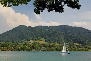 Ein Segelboot auf dem Tegernsee