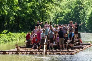 Floß auf dem Isarkanal