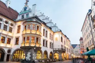 Das Hofbräuhaus am Platzl in der Abenddämmerung