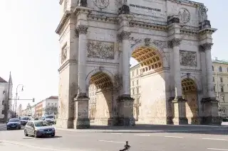 Ein Fahrrad steht vor dem Siegestor