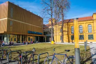 Fahrräder stehen an den Fahrradständern vor dem Lenbachhaus im Kunstareal