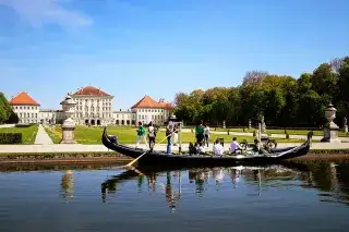 Eine Gondel vor Schloss Nymphenburg.