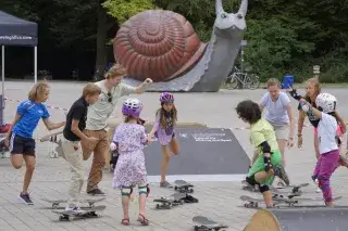 KiKS - High Five Skateboard: Kinder im Skatepark beim Kinder-Kultur-Sommer