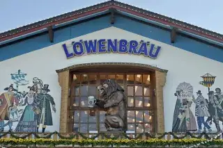 Das Löwenbräu Festzelt von außen