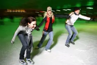 Schlittschuhlaufen in der Olympia Eissporthalle