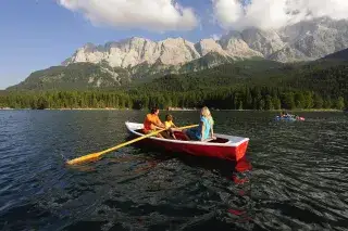 Familie im Ruderboot auf dem Eibsee