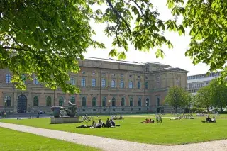 Die Alte Pinakothek bei sonnigem Wetter