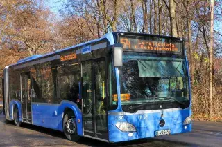 Buslinie 54 fährt durch den Englische Garten