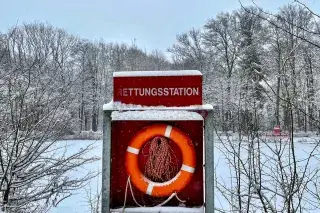 Warnschild vor zugefrorener Eisflächer