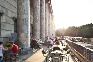 Besucher auf der Terrasse der Goldene Bar im Haus der Kunst