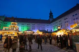 Weihnachtsdorf im Kaiserhof der Münchner Residenz