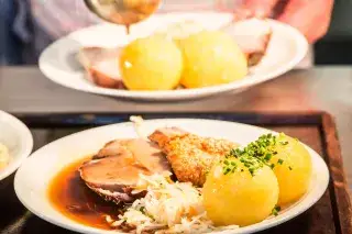 Bayerisches Essen: Schweinebraten mit Knödel