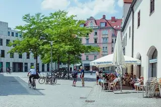 Terrasse des Stadtcafés im Stadtmuseum am Sankt-Jakobs-Platz