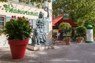 Münchner nennen diesen Biergarten "die Wawi" - der Biergarten der Waldwirtschaft.