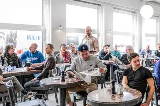 Gäste im Café Ruffini in Neuhausen